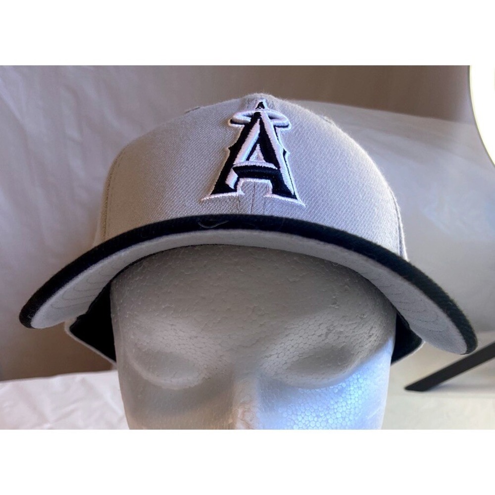 New Era 39THIRTY Los Angeles Angels Hat Grey Black Stretch Fit MLB Mens Cap